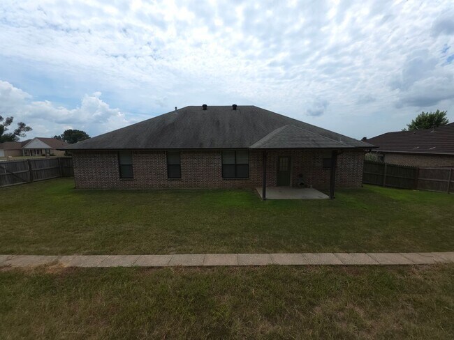 Building Photo - BEAUTIFUL and SPACIOUS 3-bedroom, 2-bathro...