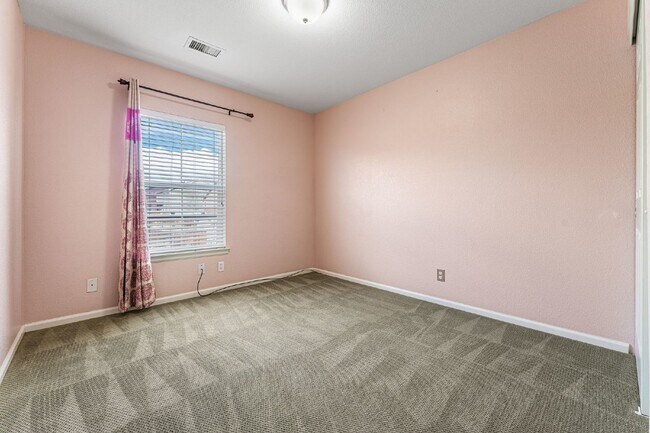 Building Photo - Lovable 3 Bed, 2.5 Bath Single Family Thor...