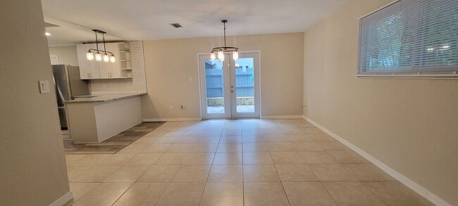 Building Photo - Charming 3/3 Condo