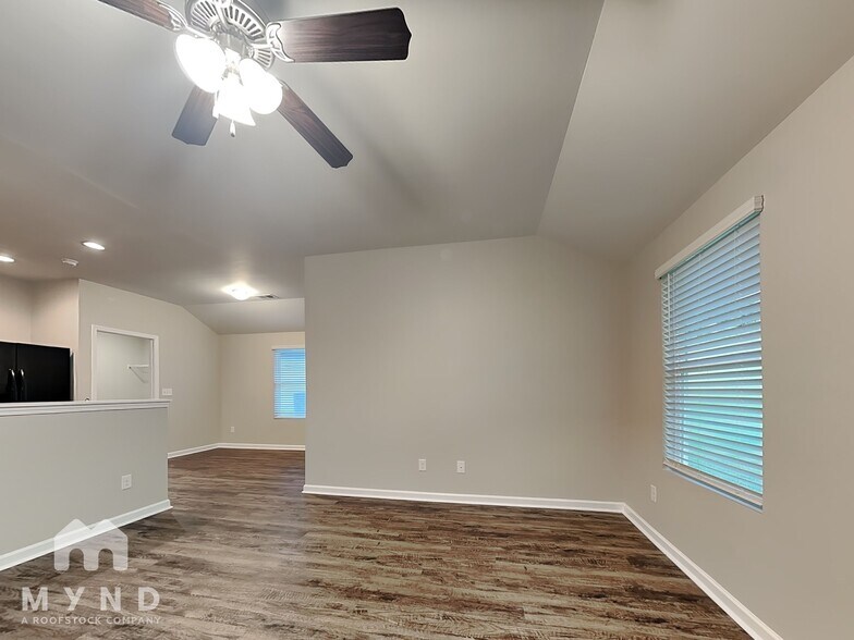 Building Photo - 280 Americana Dr