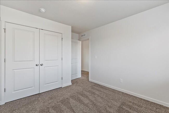 Building Photo - 3 Bedroom, 2 Bath Home w/2 Car Garage in D...