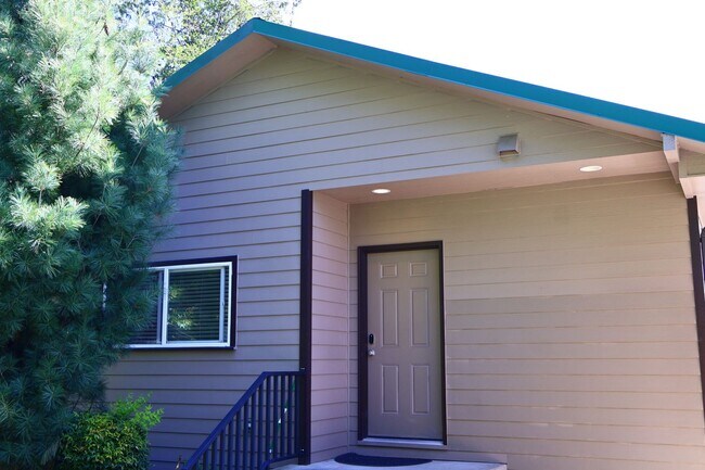 Building Photo - Fruitland Gem: 3BR/2BA with Finished Basement