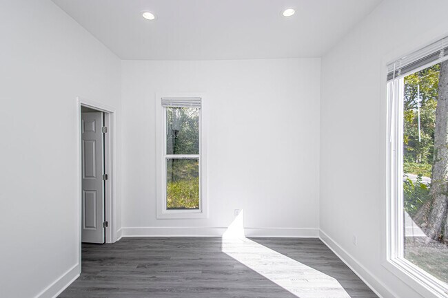 Building Photo - 306 S Schiller St