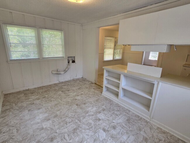 Building Photo - Decker Boulevard-International Corridor