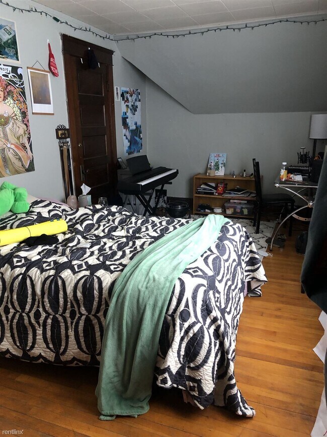 Building Photo - 4 br, 1 bath House - 806 Catherine St Only...
