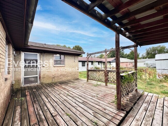 Building Photo - 4 Bed/2.5 Bath Home with Fenced Yard & Garage / Available Now!