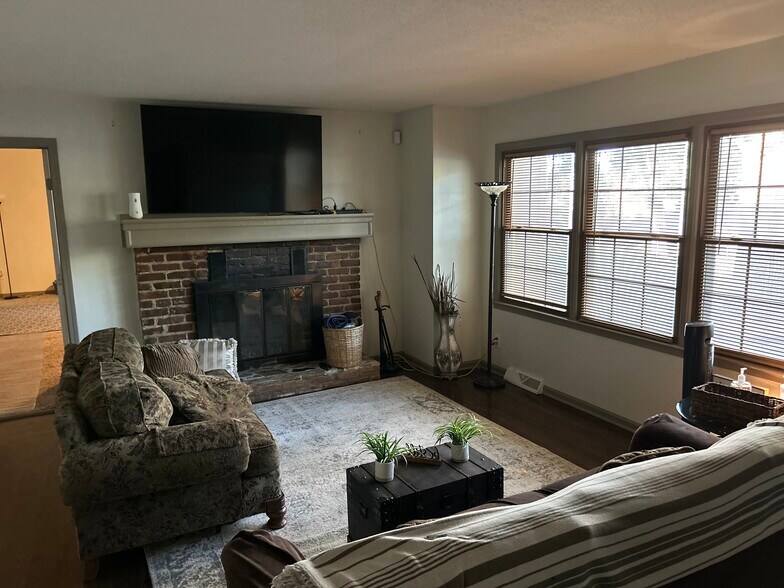 Building Photo - 1205 N Parker St