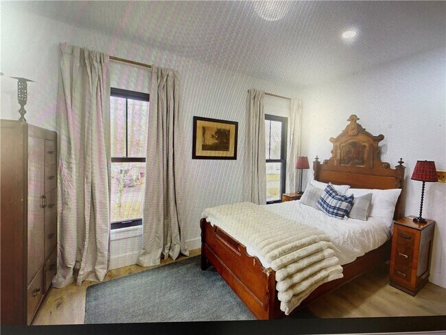 Building Photo - 911 S Main St