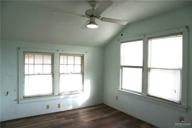 Building Photo - 17 E 8th St