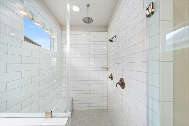 Building Photo - 420 W 28th St