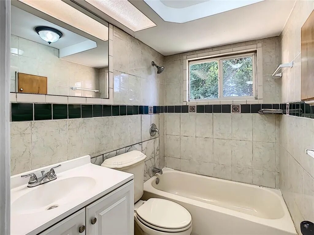 Building Photo - 4239 Ridgefield Ave