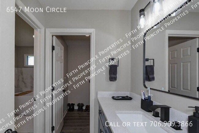Building Photo - 6547 Moon Cir