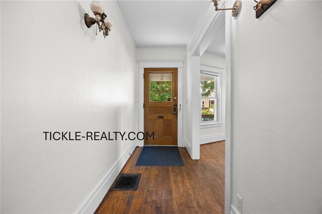 Building Photo - 15-17-17 Roosevelt St