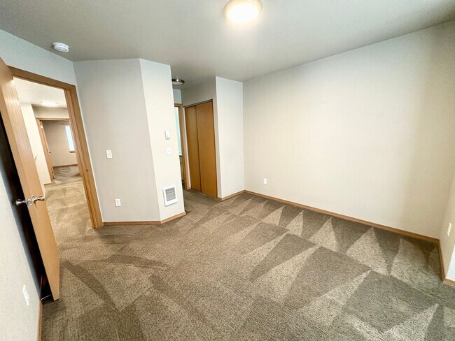 Building Photo - Updated Townhouse in Ellenbsurg