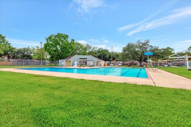 Building Photo - 15131 Cranbourne Dr