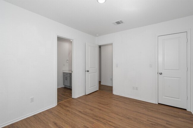 Building Photo - 245 Salt Springs Rd