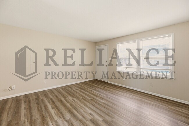 Building Photo - 4421 S Oak Ave