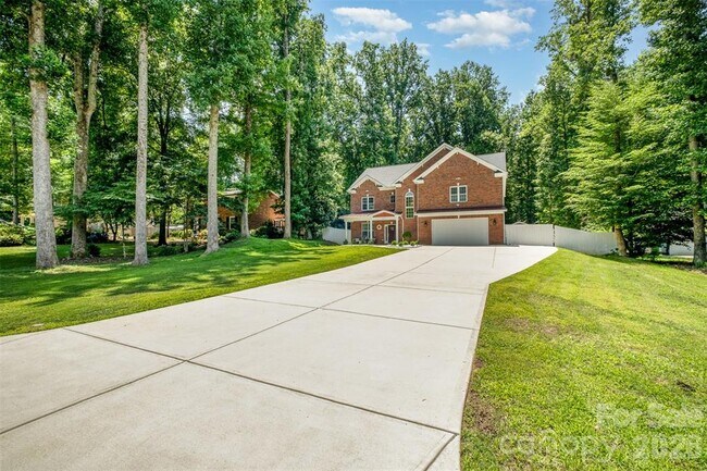 Building Photo - 8418 Knollwood Cir