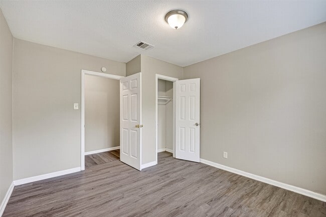 Building Photo - 4909 Holloway Dr