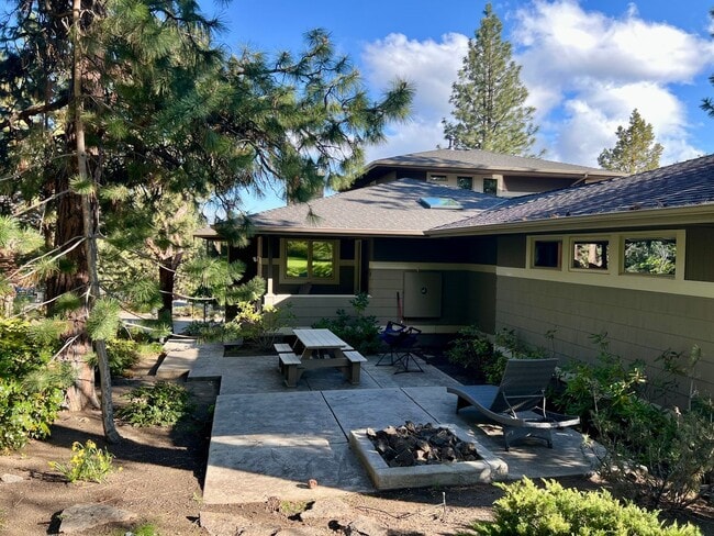 Building Photo - 4 Bedroom Home in Awbrey Butte Neighborhood – Unfurnished, Short Lease