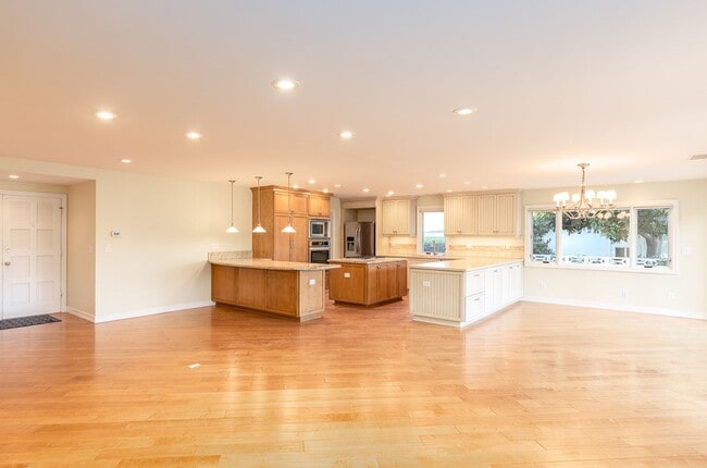 Building Photo - Spacious single level Home with A/C on the Golf Course!