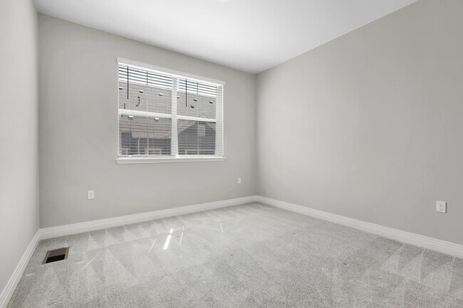 Building Photo - $2,775 - 3 Bed, 3 Bath Condo in Aurora wit...