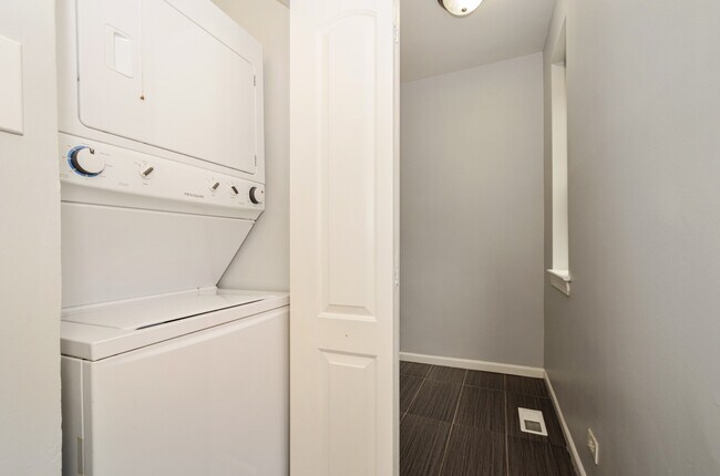 Building Photo - 1642 W Jonquil Terrace