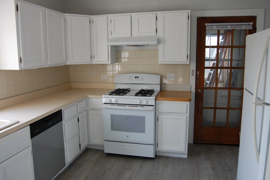 KITCHEN - 2011 W Fargo Ave