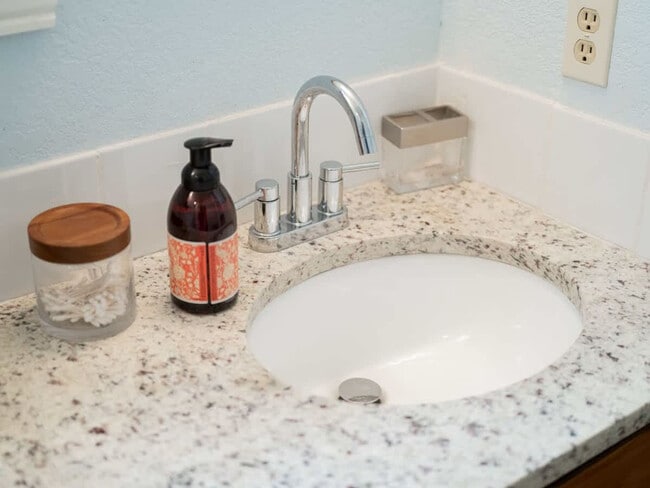 Building Photo - 2110 Loren Cir