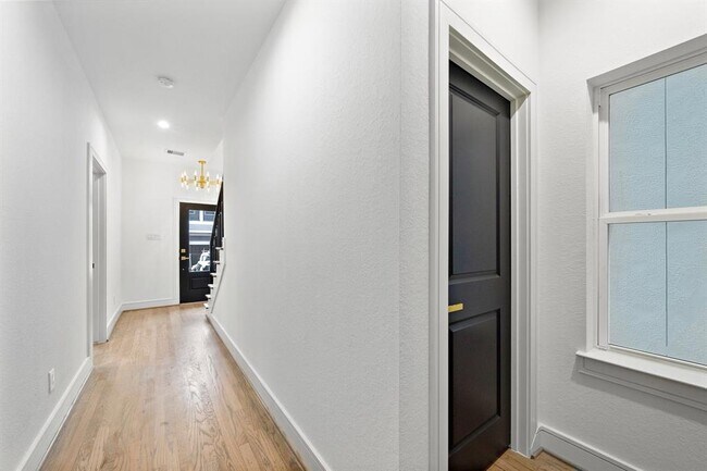 Building Photo - 1013 E 28th St