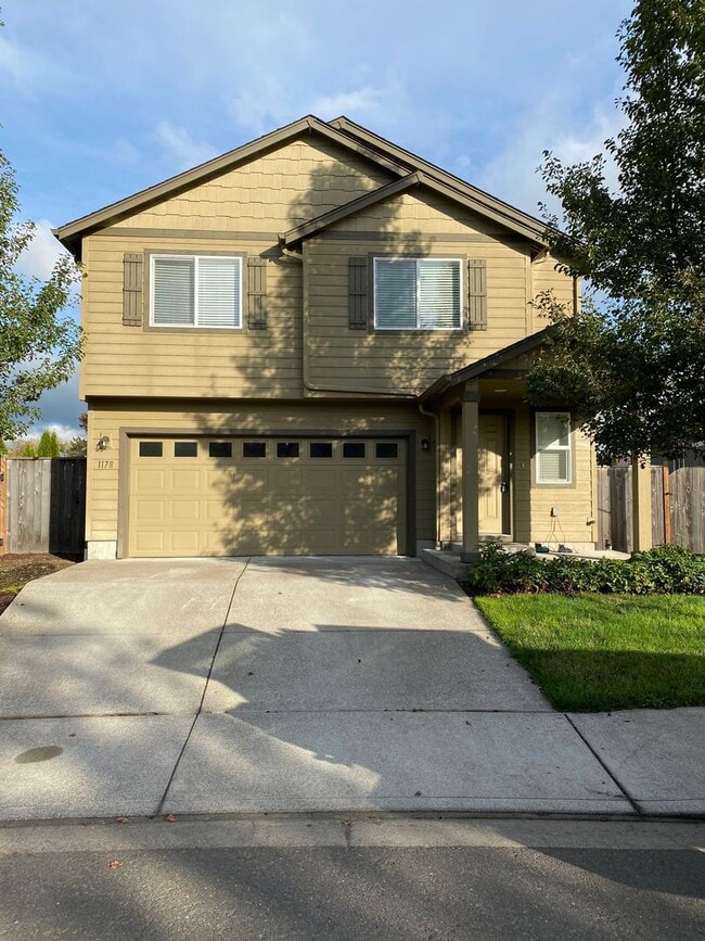 Building Photo - Beautiful 3 bed/2.5 bath with open floorplan!