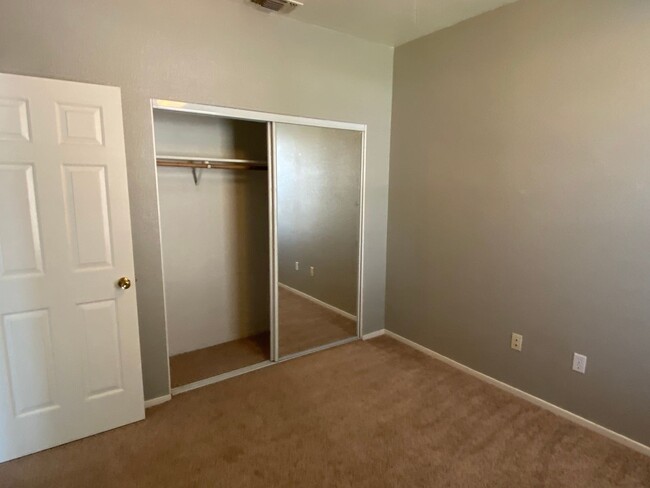 Building Photo - Beautiful Cul-de-sac 2 bedroom with study ...