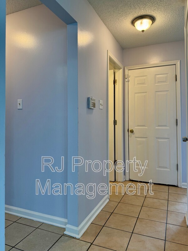 Building Photo - 5353 Farm Ridge Dr