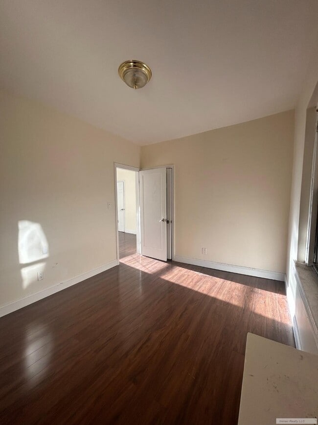 Building Photo - Super Sunny 1 BD, Panoramic Windows, Gut Renovated Granite Kitchen & Fabulous UWS Location!