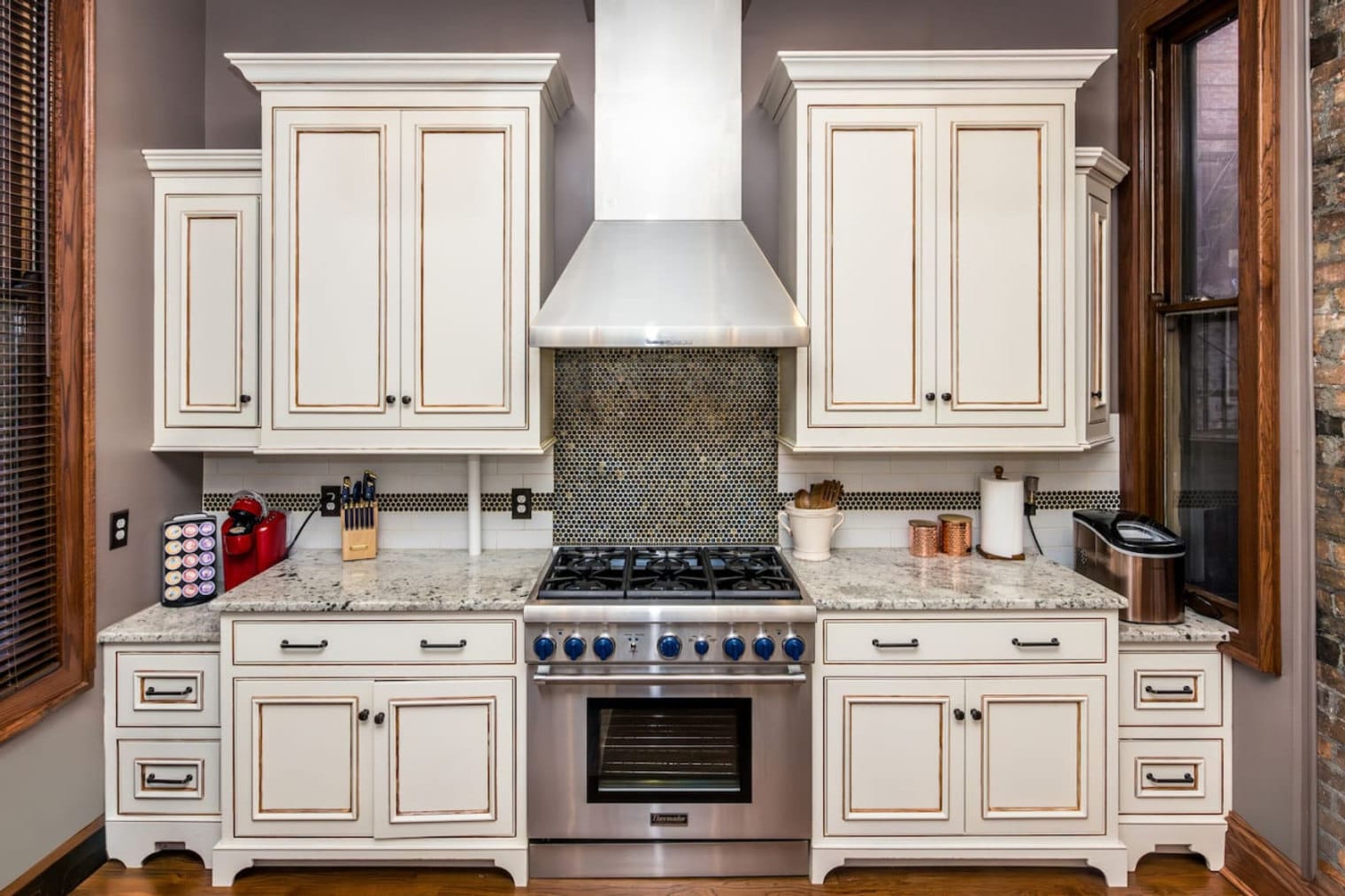 Building Photo - 215 W 9th St