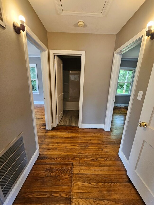 Building Photo - 2 BR off Nathan Hunt