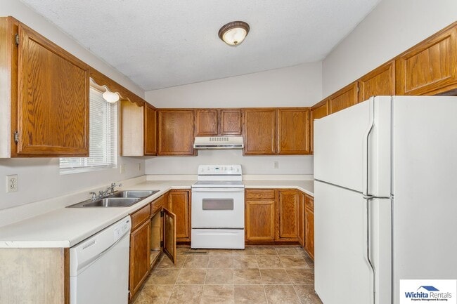 Building Photo - Showings starting 01/09!