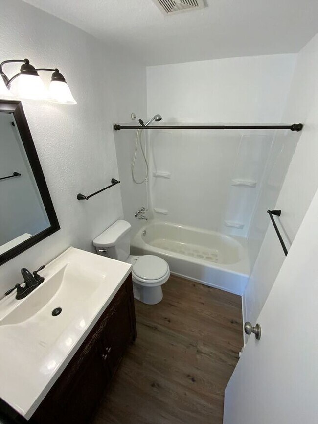 Building Photo - Tacoma home 3bdr 1.5 bath 1 car garage att...