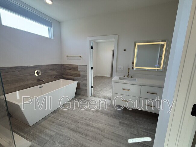 Building Photo - 134 E Elgin St