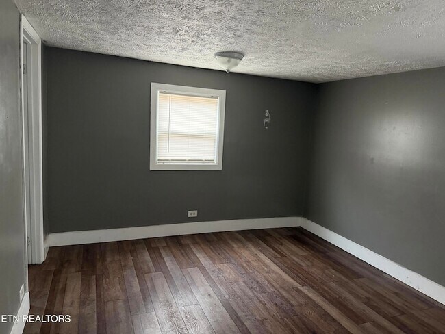 Building Photo - 152 Country Way Dr