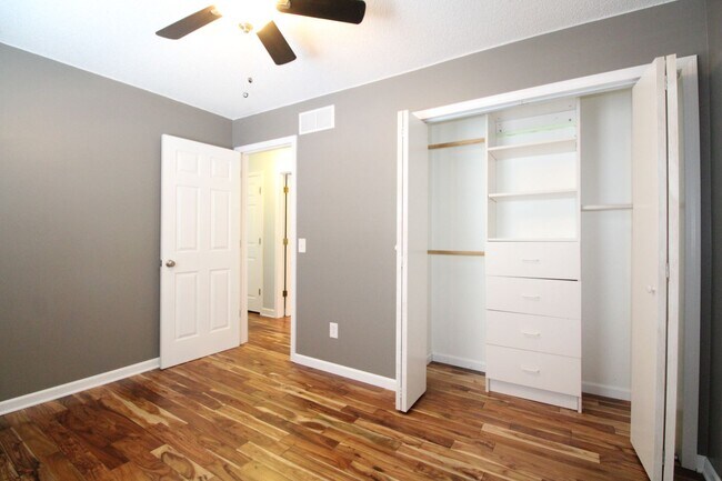 Building Photo - QUIET NEIGHBORHOOD!!  3 Bedroom, 1.5 Bath Home in Norwalk