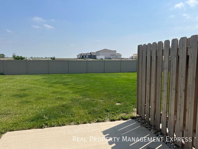 Building Photo - 3 Bedroom 1.5 Bathroom Townhome