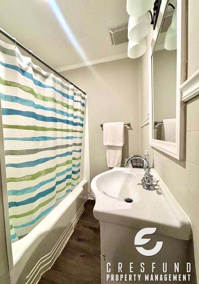 Building Photo - Charming 3 Bedroom 2 Bath Cottage style