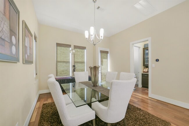 Building Photo - 5425 Hidalgo St