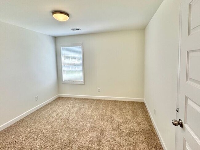 Building Photo - Move In Special! Half off August Rent. Con...