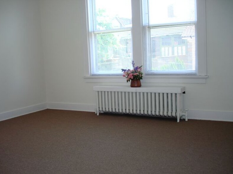 Master bedroom - 252 S Winebiddle St