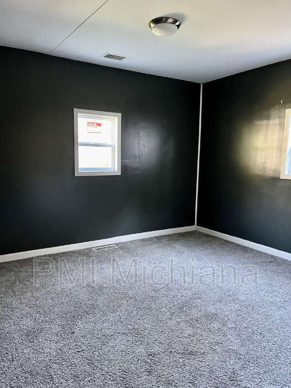 Building Photo - 261 N Kenmore St