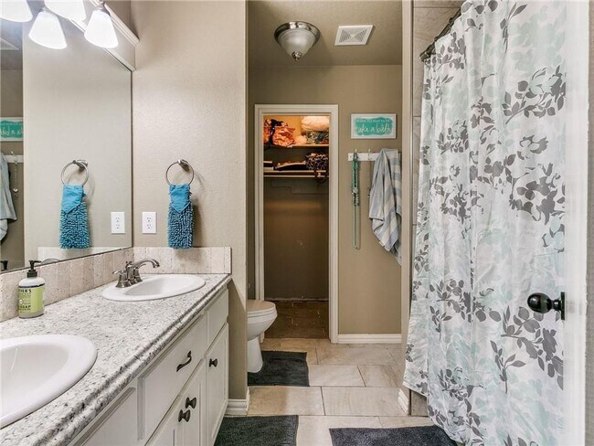 Building Photo - Gorgeous Home Located In Choctaw!!!