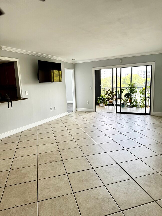 Building Photo - 2334 S Cypress Bend Dr