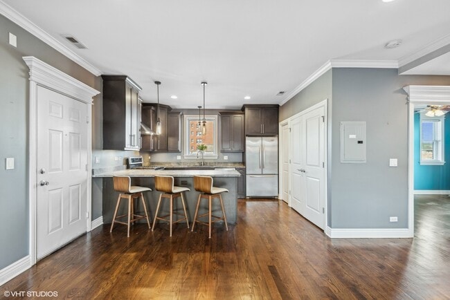 Building Photo - 927 W Agatite Ave